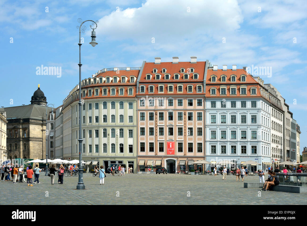 Les touristes sur le nouveau marché n Dresde avant les maisons de ville. Banque D'Images