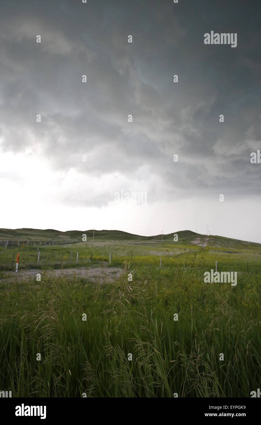 Une tempête sur un champ vide dans le Wyoming. Banque D'Images