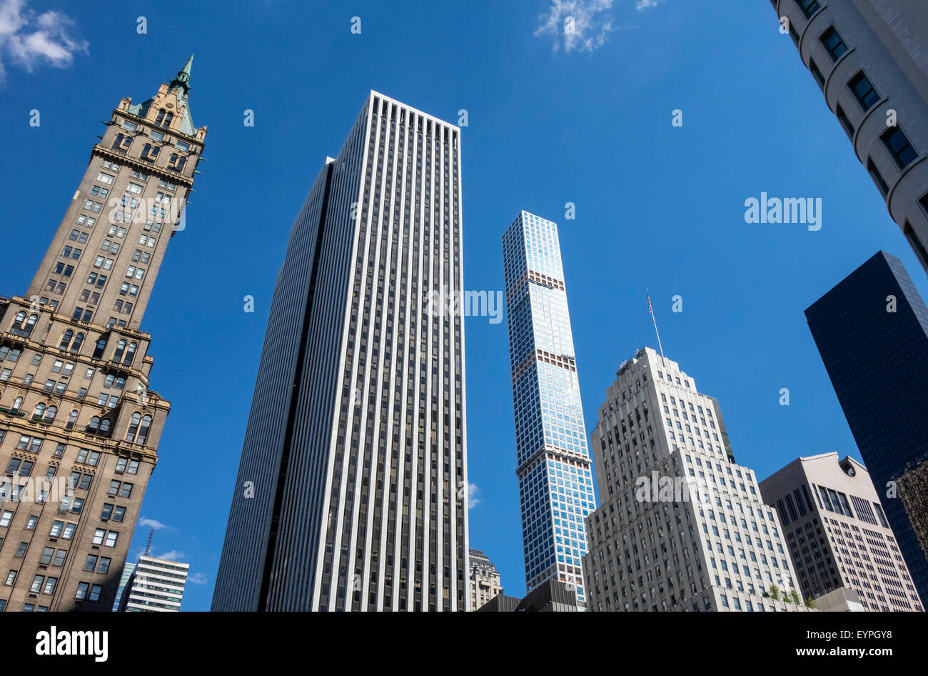 432 Park Avenue en sandwich entre d'autres gratte-ciel. L'appartement est au prix de 95 millions de dollars. Banque D'Images