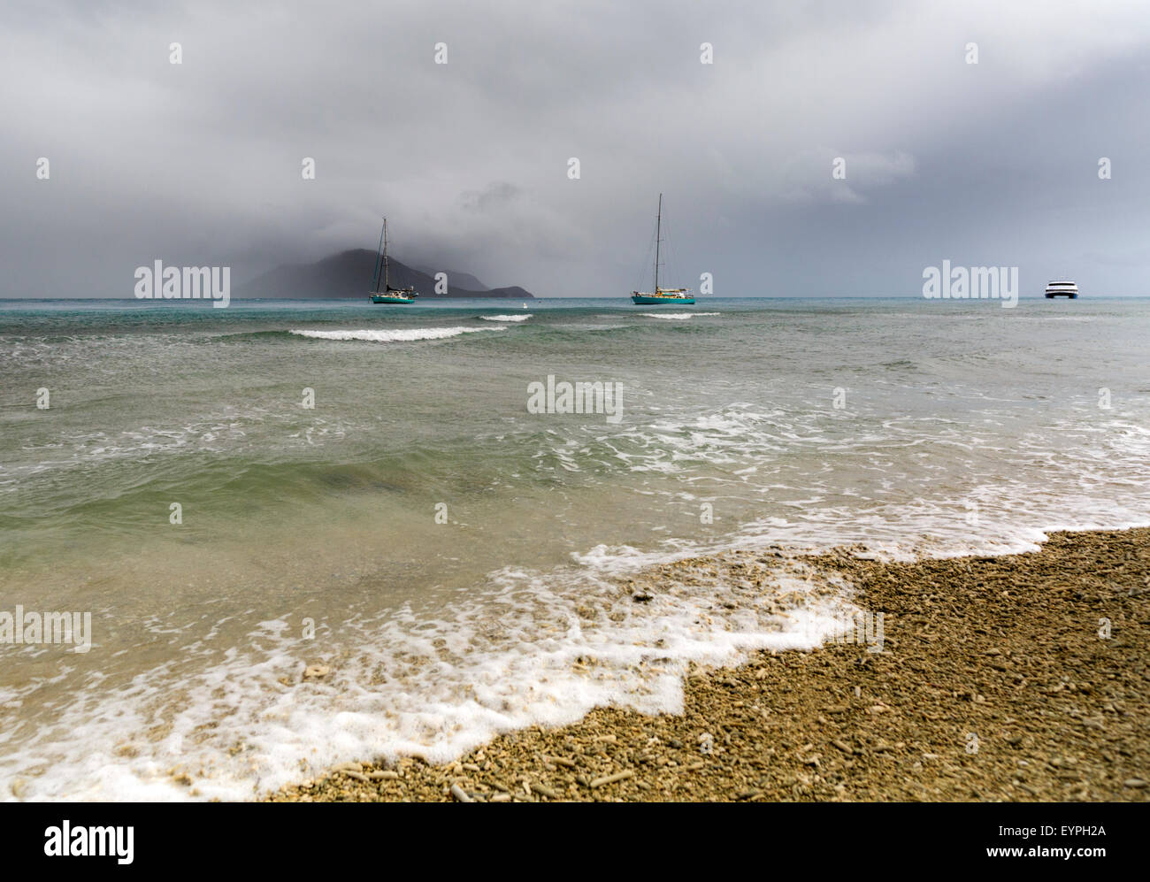 Yachts amarrés de Fraser Island lors d'une tempête. Fraser Island, Great Barrier Reef Marine Park, Queensland, Australie Banque D'Images