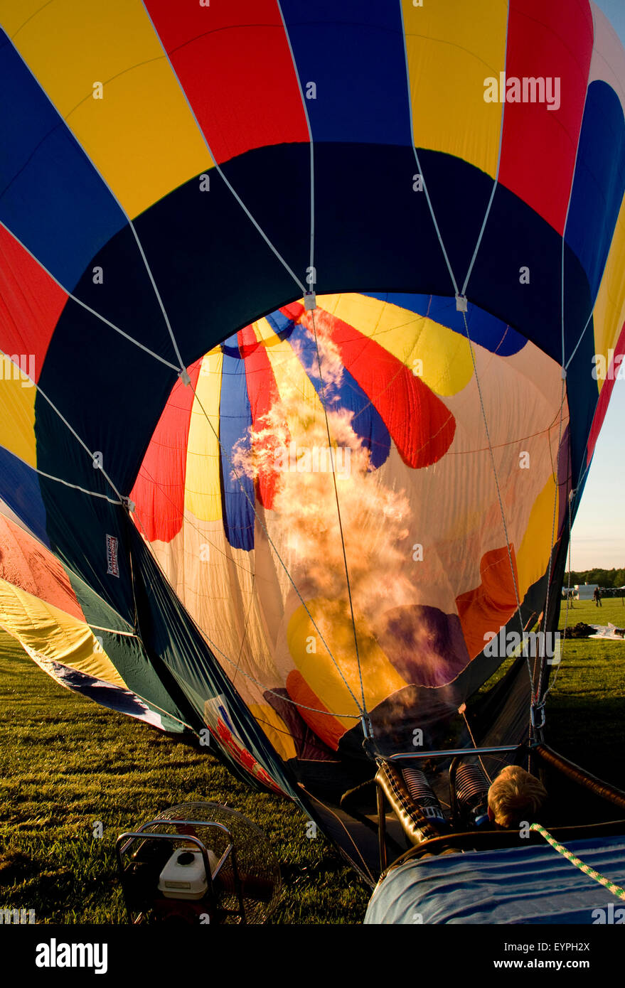 Ballon à air chaud d'être gonflé en préparation de vol avec des flammes dans l'enveloppe. Banque D'Images