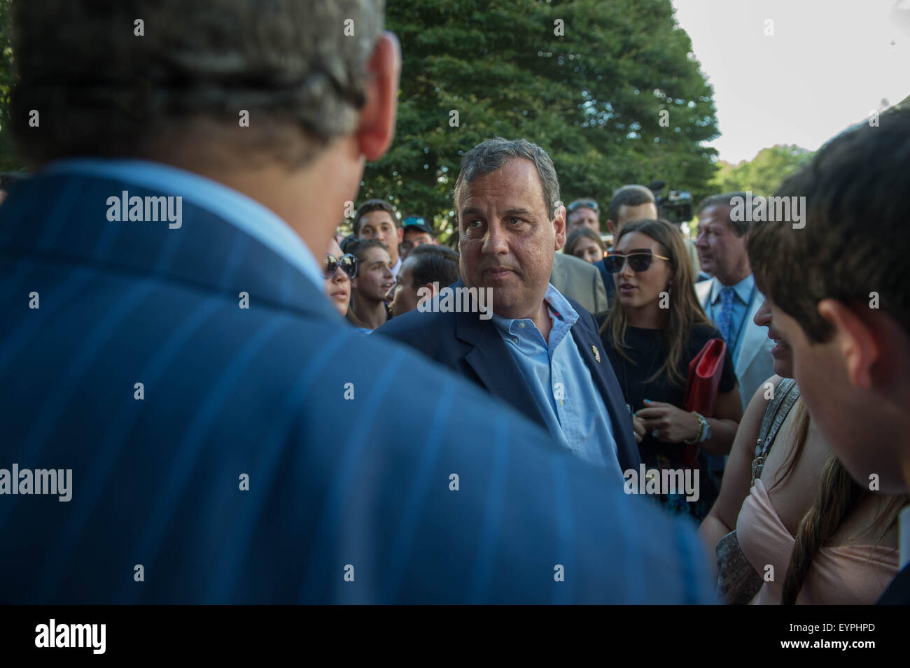 Oceanport, NJ, USA. 2 Août, 2015. NJ Gouverneur CHRIS CHRISTIE parle avec propriétaire AHMED ZAYAT dans le paddock avant 2015 gagnant de la Triple couronne avec Pharoah américain Victor Espinoza et formés par Bob Baffert remporte le William Hill Haskell Invitational (Grade 1), Monmouth Park Racetrack, dimanche 2 août 2015. Credit : Bryan Smith/ZUMA/Alamy Fil Live News Banque D'Images