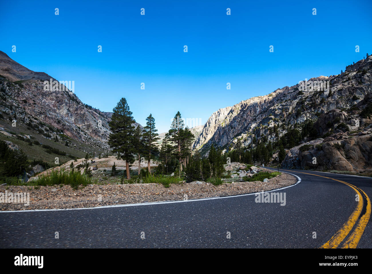 La California State Route 108 Sonora Pass en août 2015 L'un d'un petit nombre de parcours sur les montagnes de la Sierra Nevada Banque D'Images
