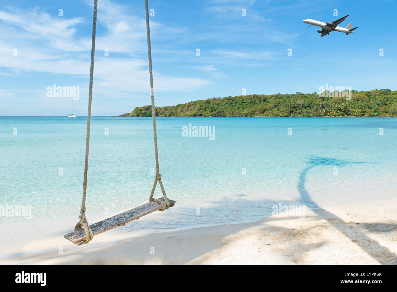 L'été, les voyages, vacances et Maison de Vacances - Avion concept plage mer tropicaux arrivant à Phuket en Thaïlande,. Banque D'Images