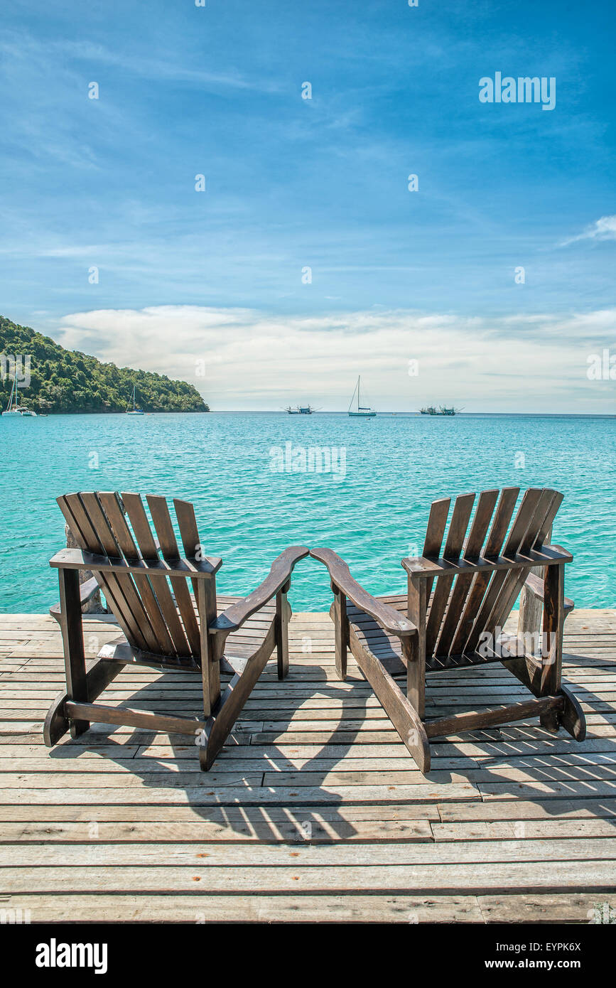 L'été, les voyages, vacances et Maison de Vacances - concept chaise de plage sur le patio en bois en journée ensoleillée à Phuket, Thaïlande Banque D'Images