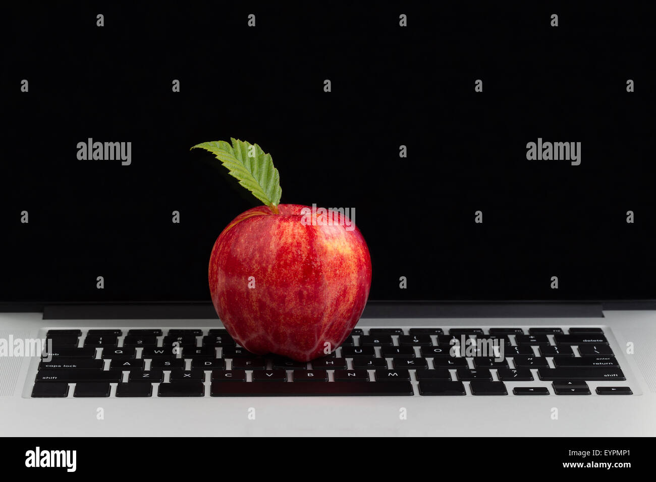 Pomme rouge en haut de clavier avec écran vide en arrière-plan. Banque D'Images