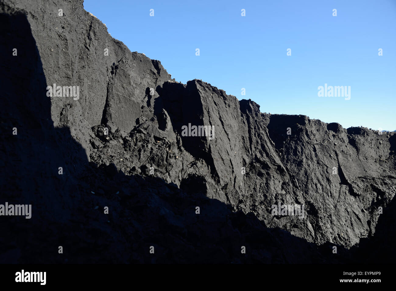 Une montagne de poussière de charbon érodées par l'eau à une mine de charbon Banque D'Images