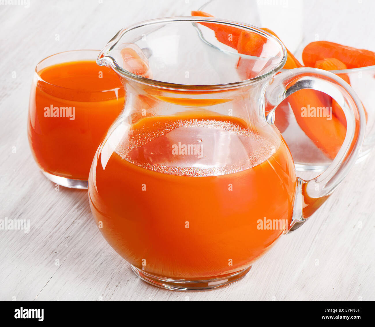 Le jus de carotte dans une cruche en verre. Selective focus Banque D'Images