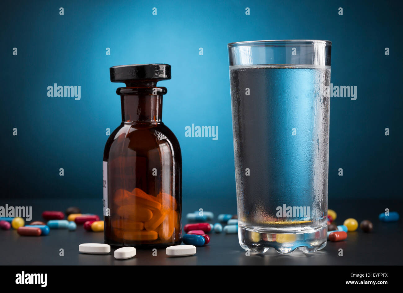 Bouteille de pilules médecine et verre de boire de l'eau froide Banque D'Images