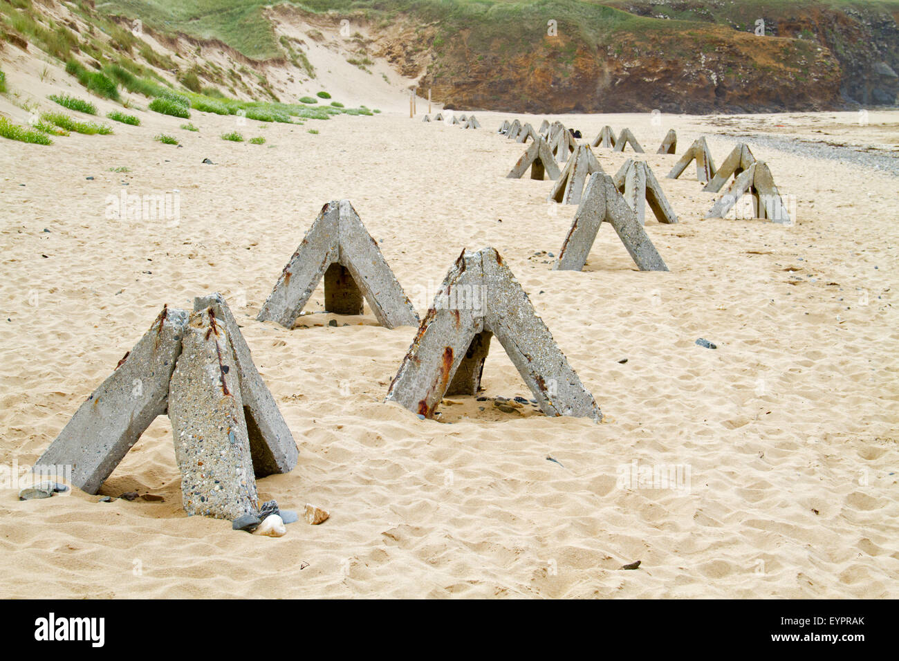 Obstacles concrets sur la plage de Bretagne, France, les restes du mur de l'Atlantique Banque D'Images