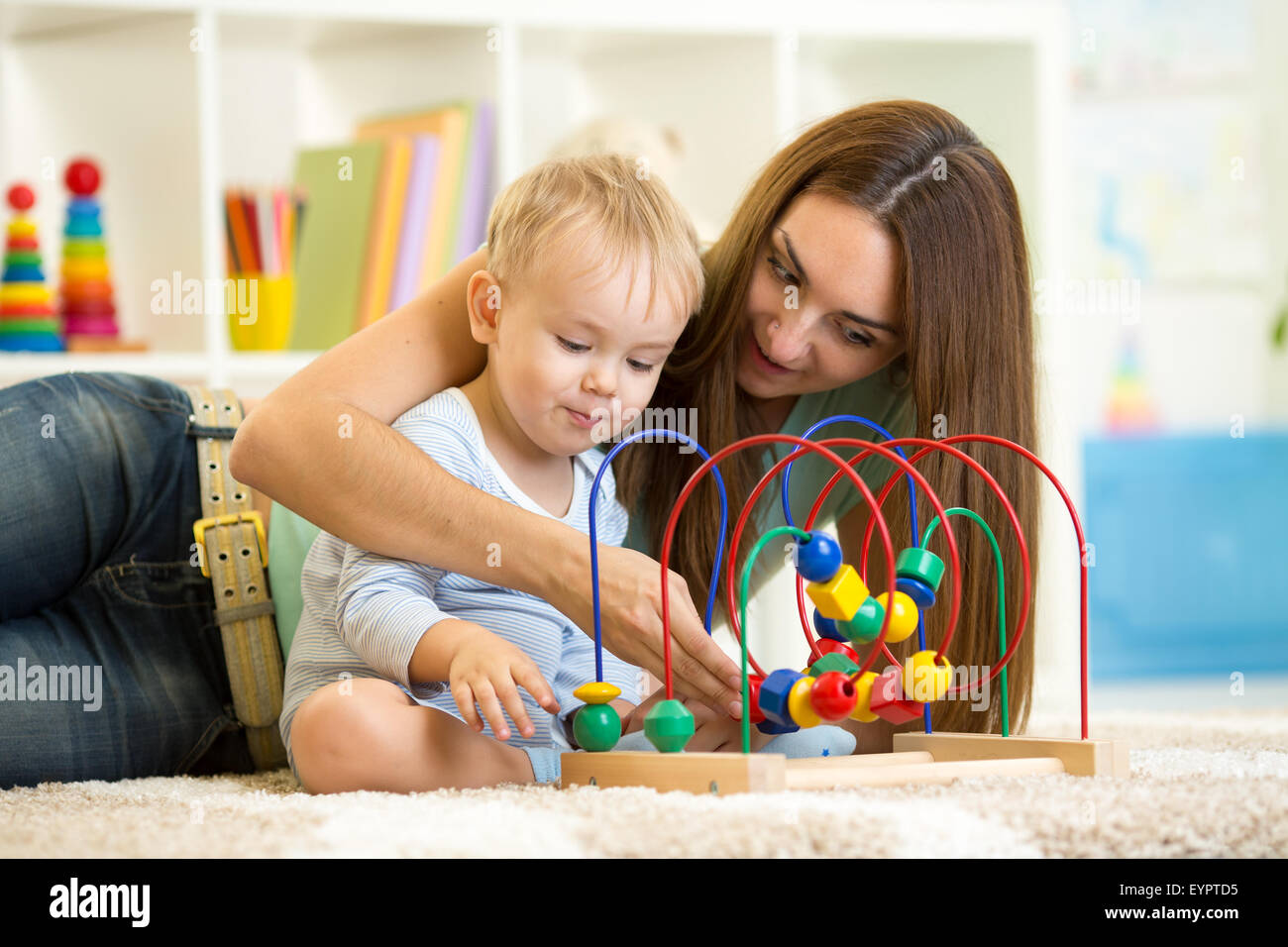 L'enfant et sa mère jouer avec jouet éducatif Banque D'Images