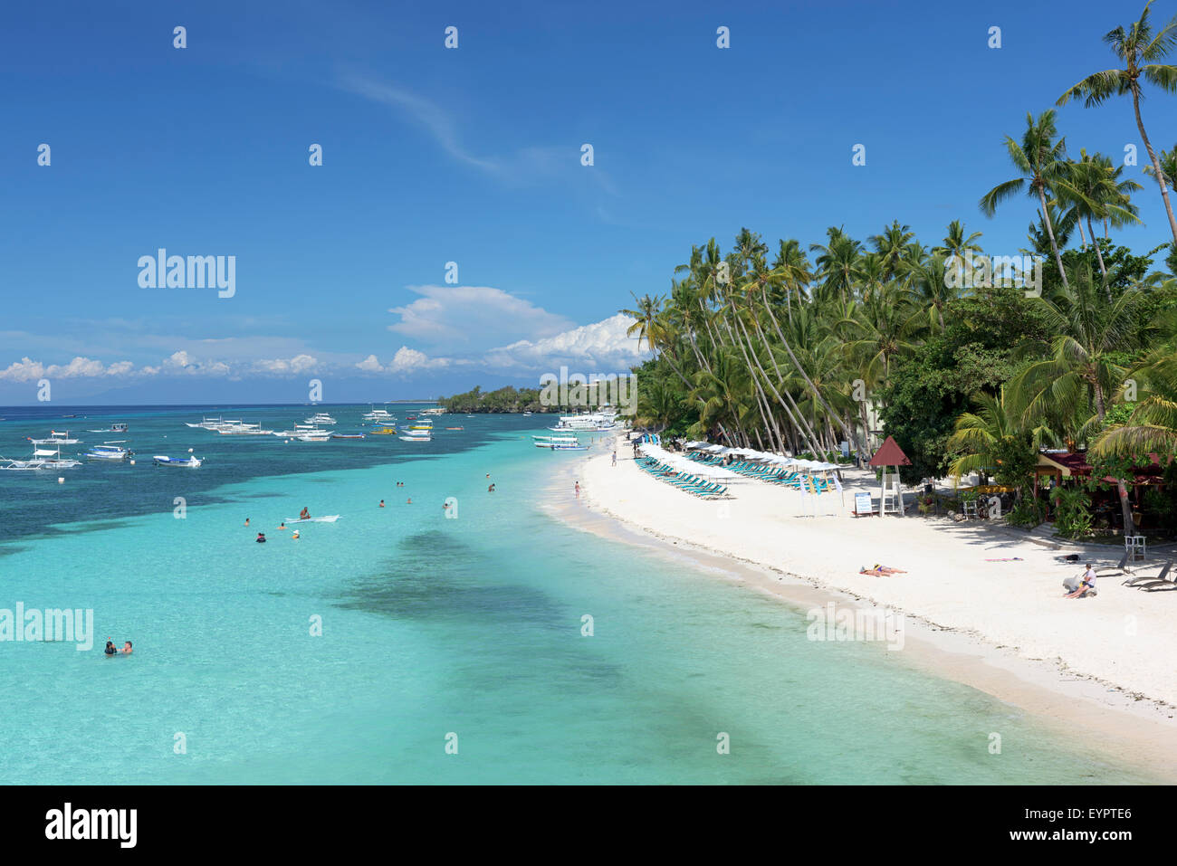 Bohol, Philippines - 1 juin 2015 : Alona Beach à l'île de Panglao, Bohol. Aloha Beach est l'endroit le plus visité à Bohol. Banque D'Images