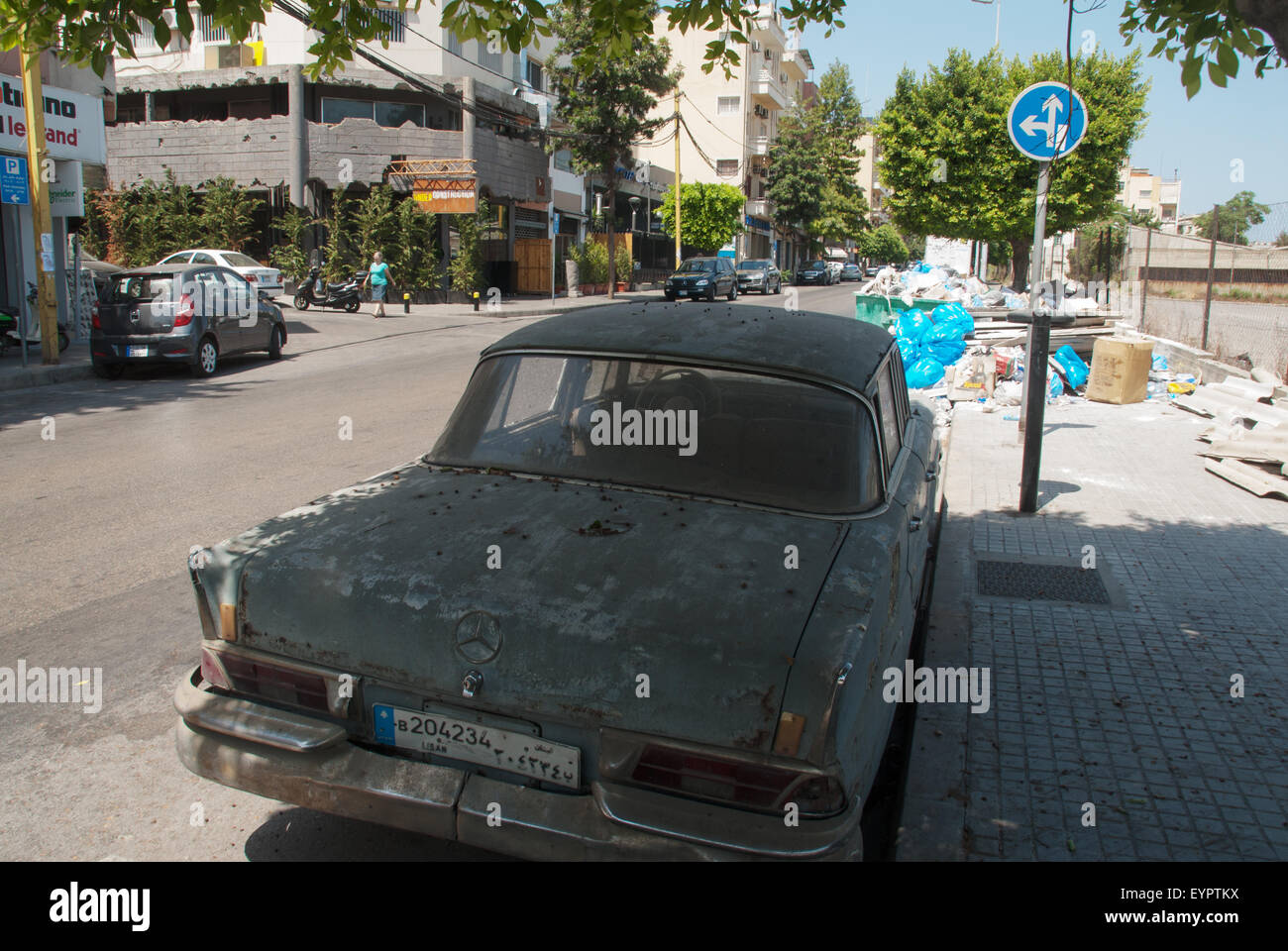 Voiture ancienne Mercedes bens sur le côté arrière gauche route dans les rues de Beyrouth, Liban Banque D'Images