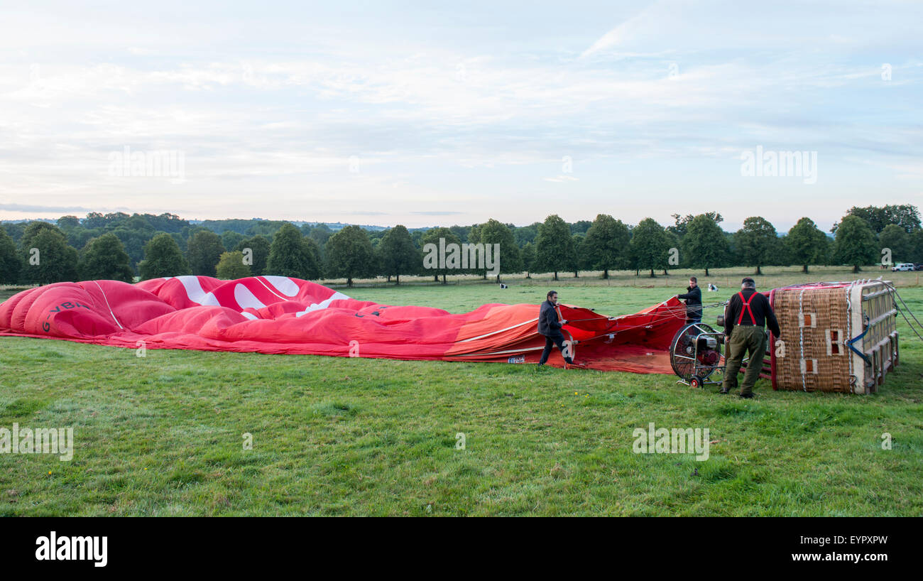 La préparation d'un vol en ballon à air chaud vierge du Peak District, dans le Derbyshire, Angleterre, Royaume-Uni Banque D'Images