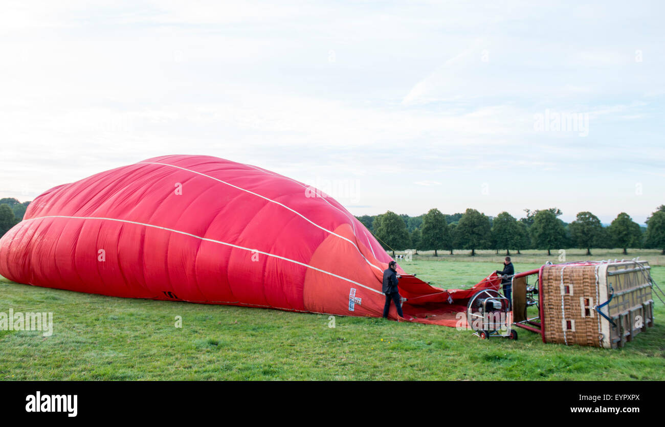La préparation d'un vol en ballon à air chaud vierge du Peak District, dans le Derbyshire, Angleterre, Royaume-Uni Banque D'Images