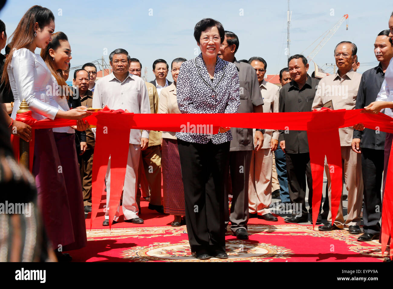 Kandal, Cambodge. 3e août, 2015. L'ambassadeur de Chine au Cambodge Bu Jianguo (C) coupe le ruban pour inaugurer la Chine-financé Takhmau Bridge dans la province de Kandal, Cambodge, 3 août 2015. Le Cambodge a inauguré Takhmau pont à travers la rivière Tonle Bassac, ainsi qu'un 12 km sur route ici lundi dans un effort pour faciliter les déplacements et de stimuler le développement économique local. © Phearum/Xinhua/Alamy Live News Banque D'Images