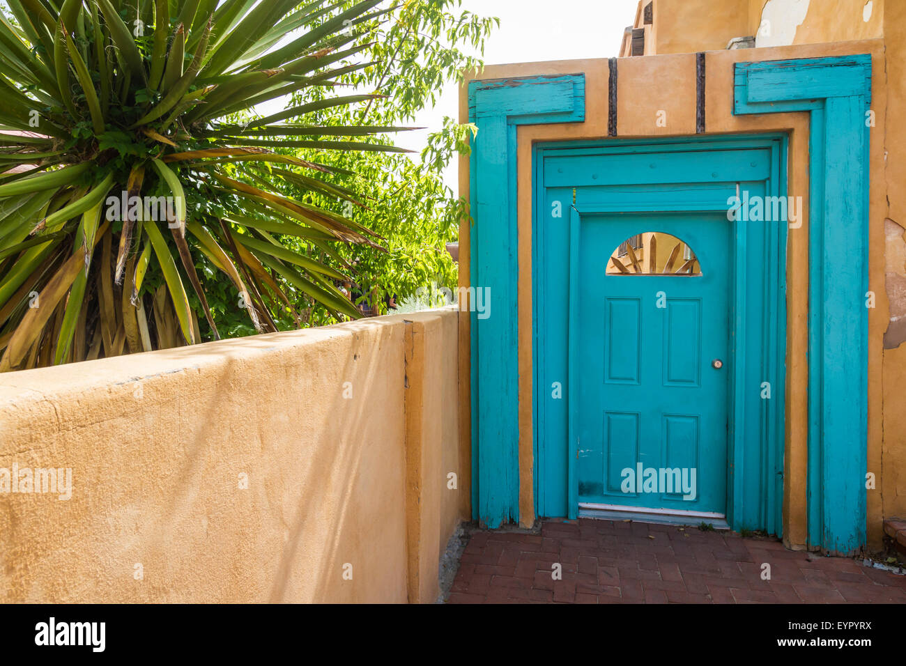 Une porte décorative dans la vieille ville d'Albuquerque, Nouveau Mexique, USA. Banque D'Images