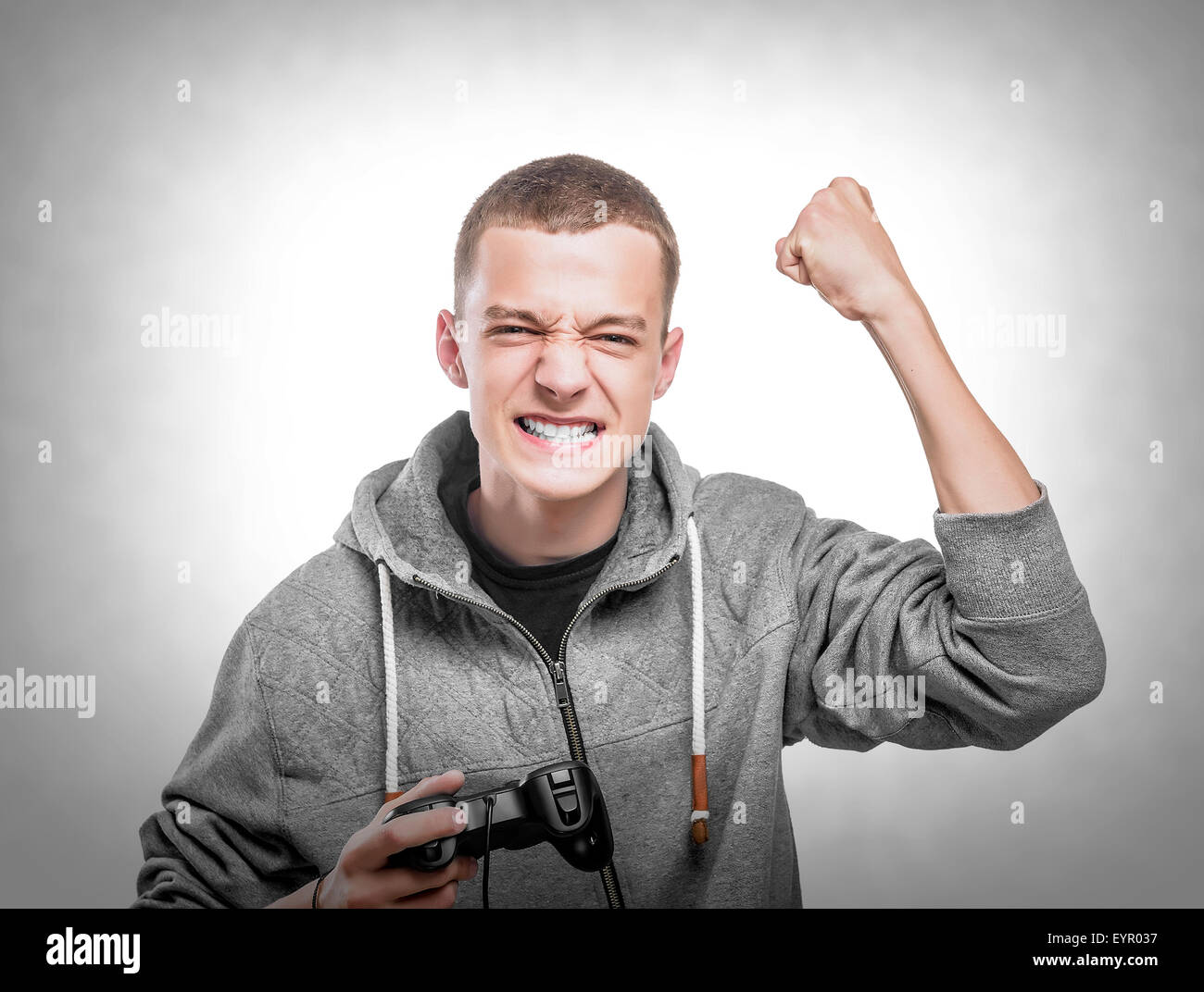 Jeune homme avec un joystick Banque D'Images