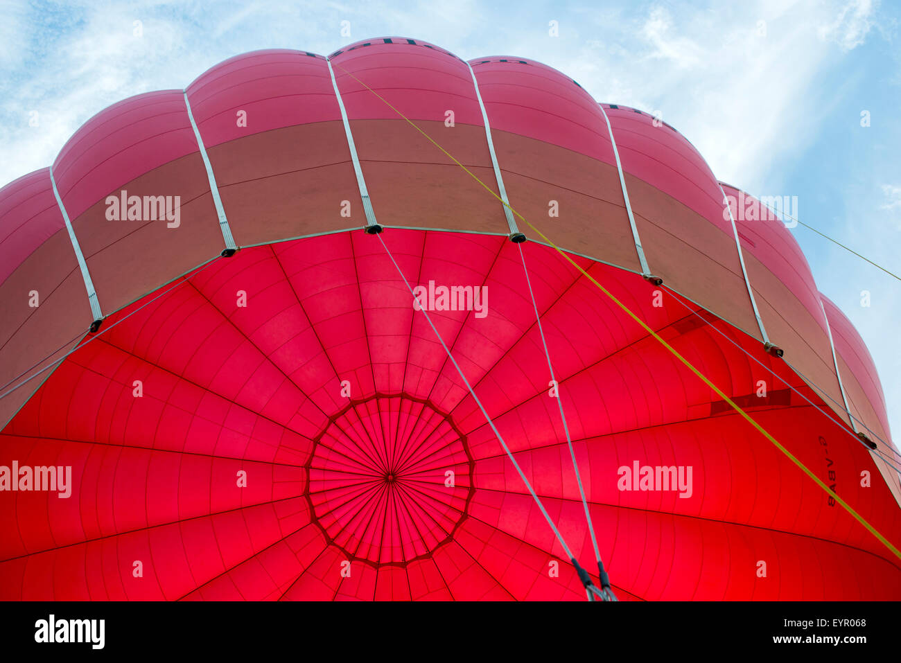 Ballon à air chaud vierge pendant un vol dans le Peak District, dans le Derbyshire, Angleterre, Royaume-Uni Banque D'Images