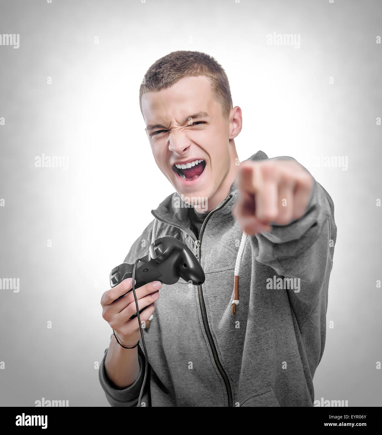 Jeune homme avec un joystick Banque D'Images