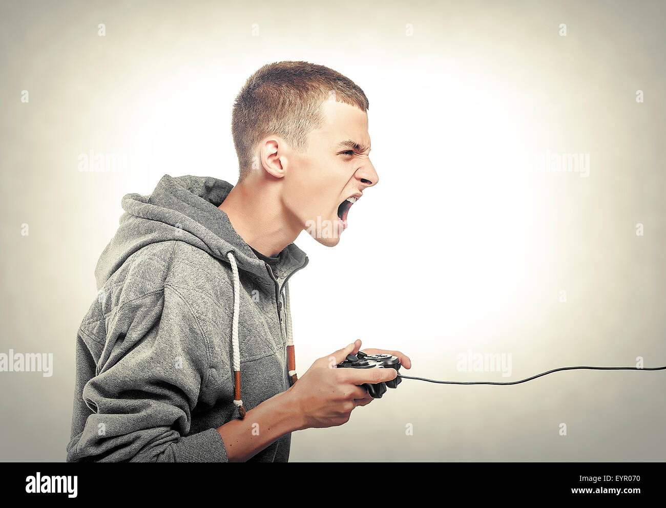 Jeune homme avec un joystick Banque D'Images