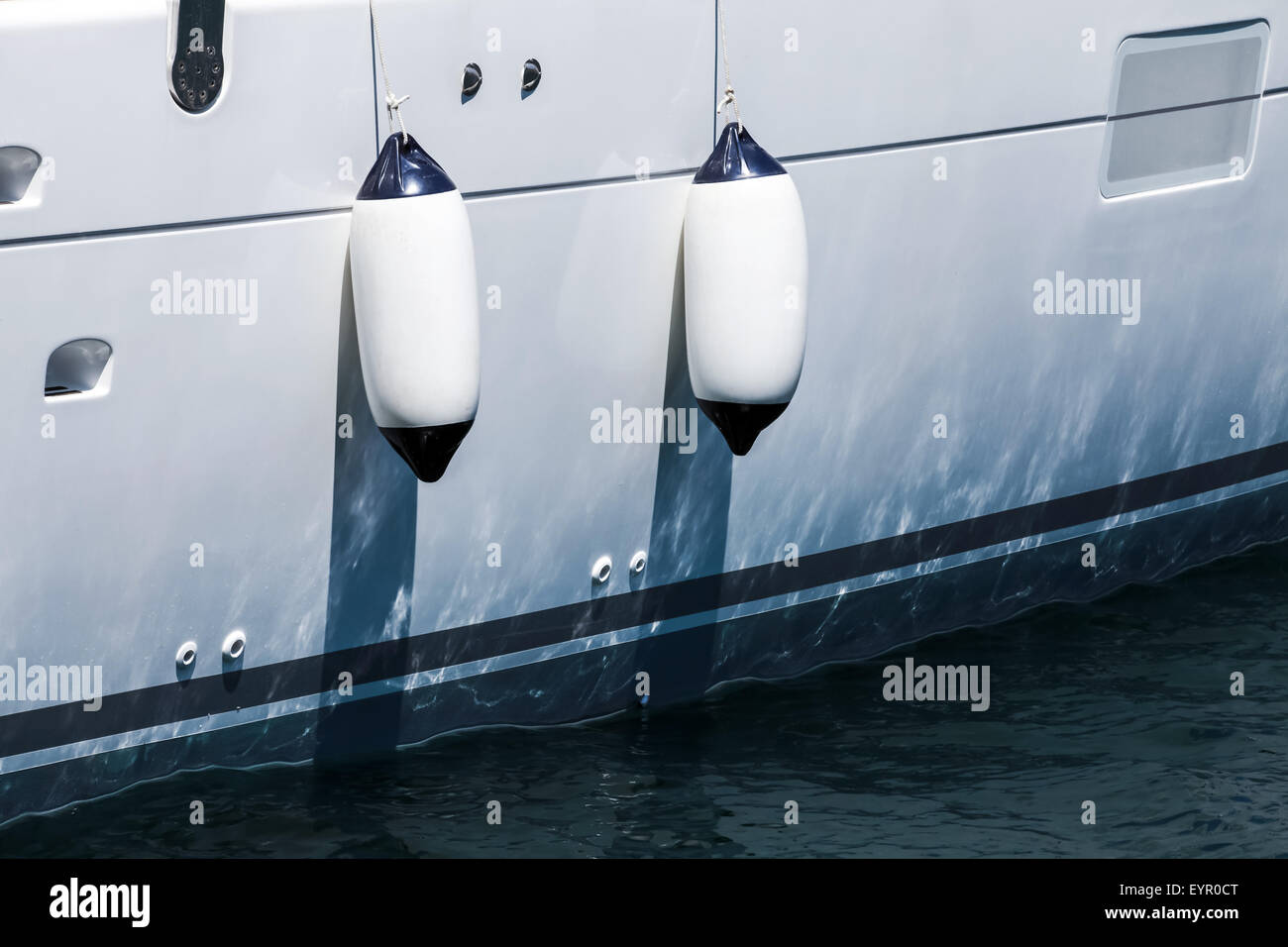 Petit bateau suspendu au-dessus des ailes blanc coque yacht de plaisance de luxe Banque D'Images