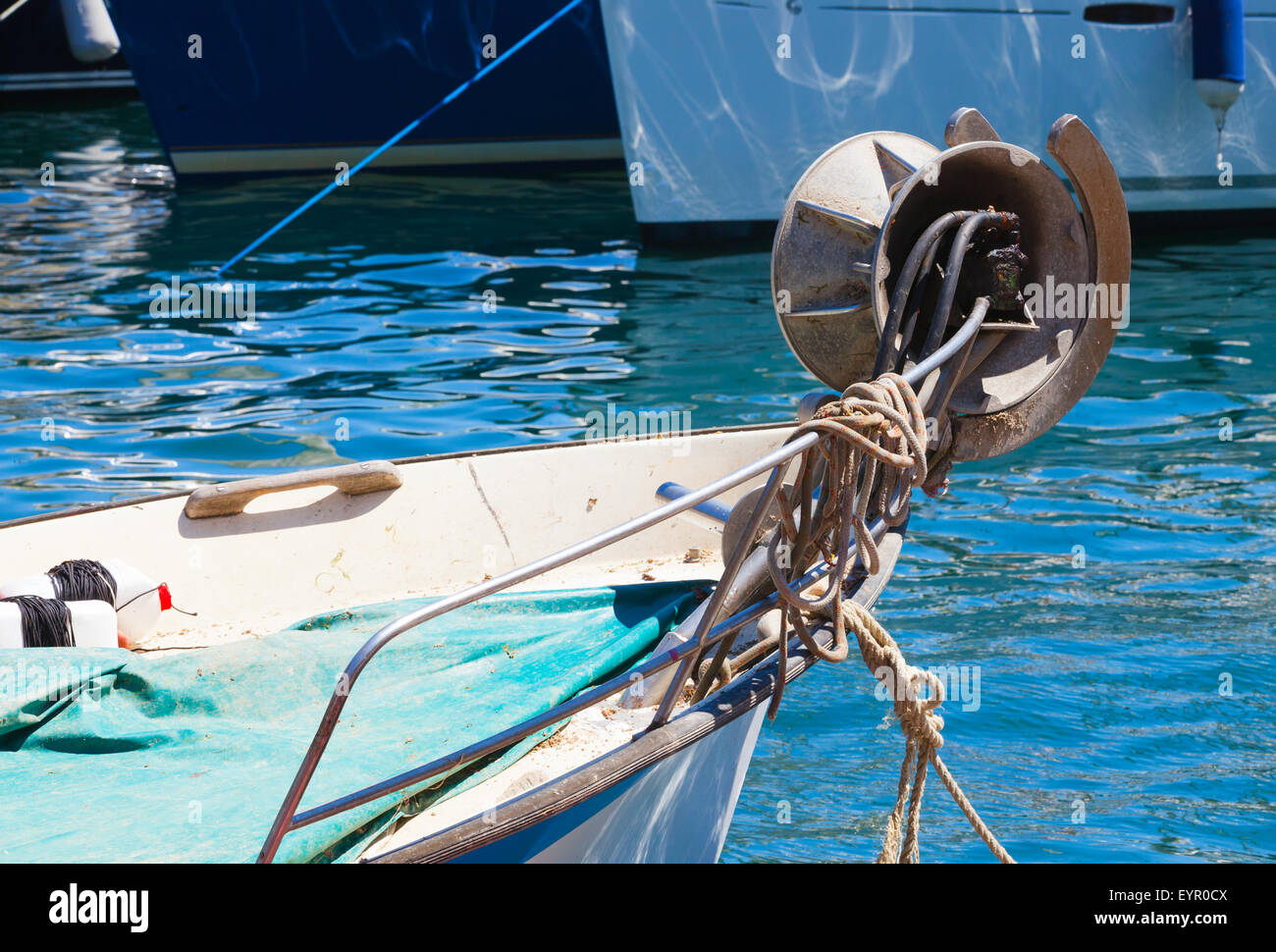 Fragment de petit bateau de pêche en bois avec treuil bow Banque D'Images