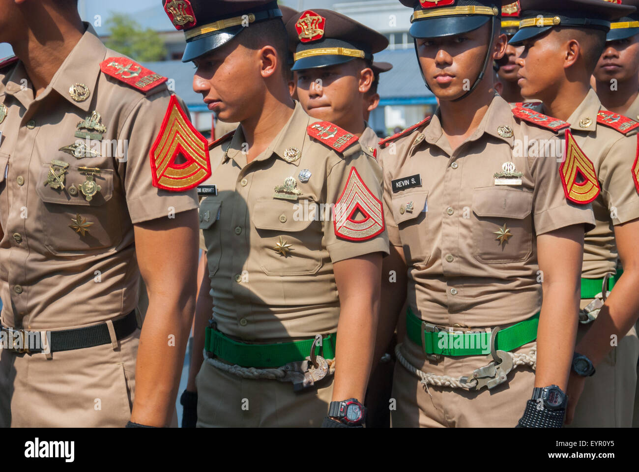 Les cadets de la marine indonésienne de l'alignement avant la dernière voile du Dewaruci original tall ship en 2012. Banque D'Images