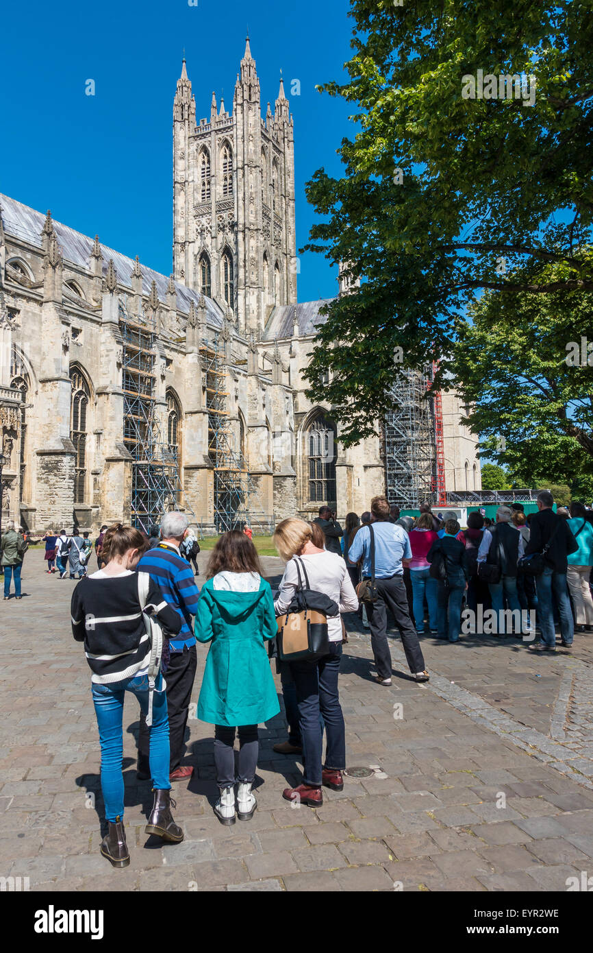 La Cathédrale de Canterbury Visiteurs Touristes Voyage Scolaire Coach Partie Banque D'Images