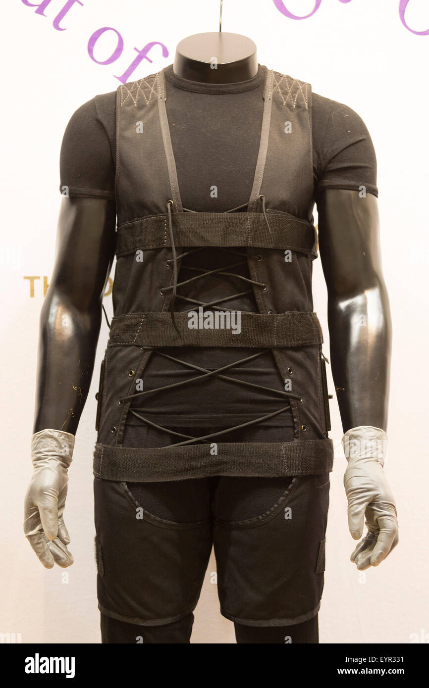 Londres, Royaume-Uni. 3 août 2015. Sur la photo : Suspension de la CIA Costume porté par Tom Cruise dans le film de 1996 "mission impossible", estimer GBP 5,000-7,000. Le 10 septembre 2015 Christie's South Kensington tiendra la troisième édition de 'hors de l'ordinaire" vente aux enchères, de célébrer toutes les choses inhabituelles et extraordiary - à partir d'un T-Rex massive à un portrait de Barack Obama a fait des jouets. L'aperçu marque le début d'une exposition d'été de cinq semaines, l'ouverture au public le 3 août 2015. Photo : Alamy/ukartpics Live News Banque D'Images