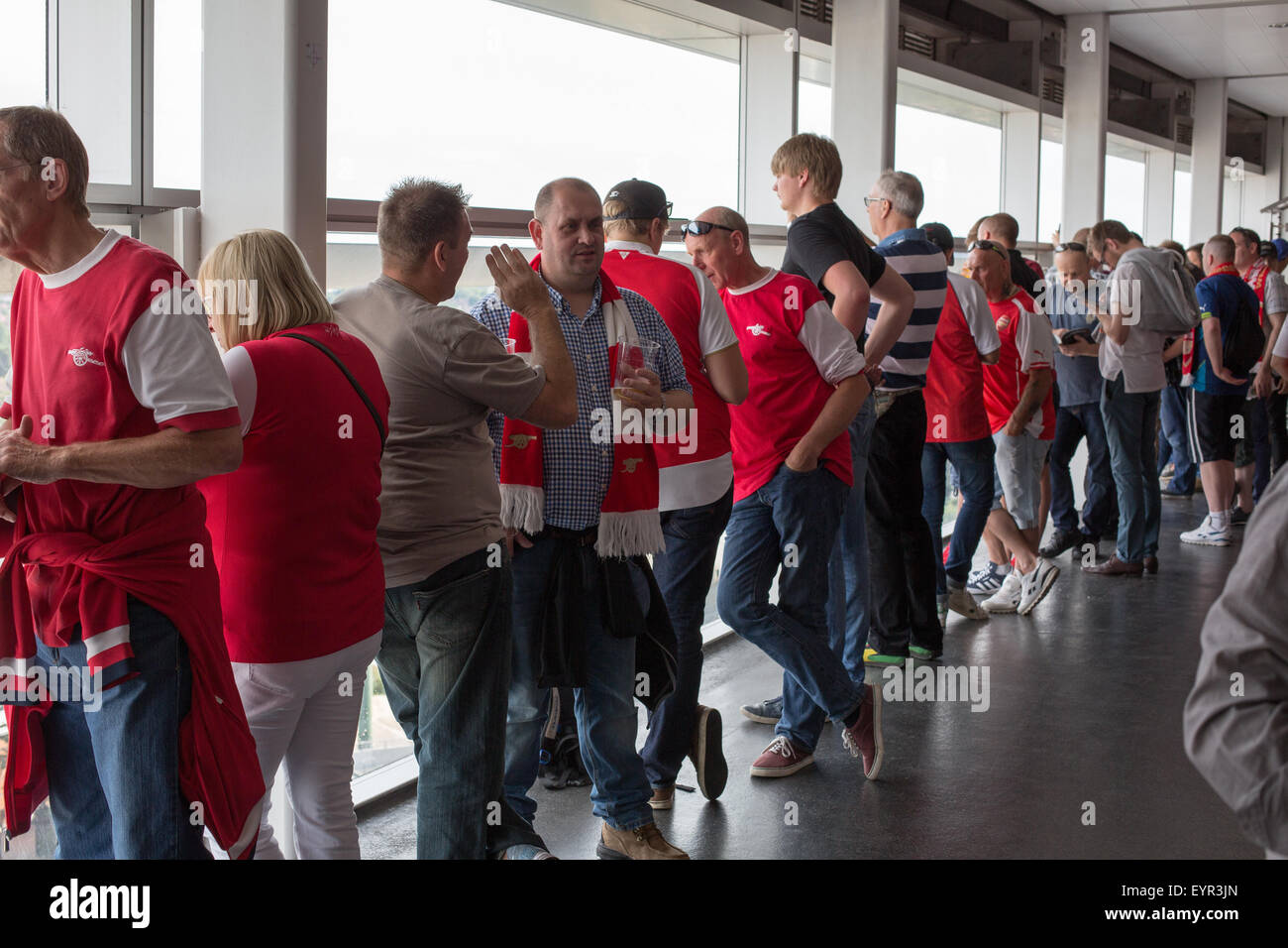 Boire et manger des supporters de football au stade de Wembley avant le match. Banque D'Images