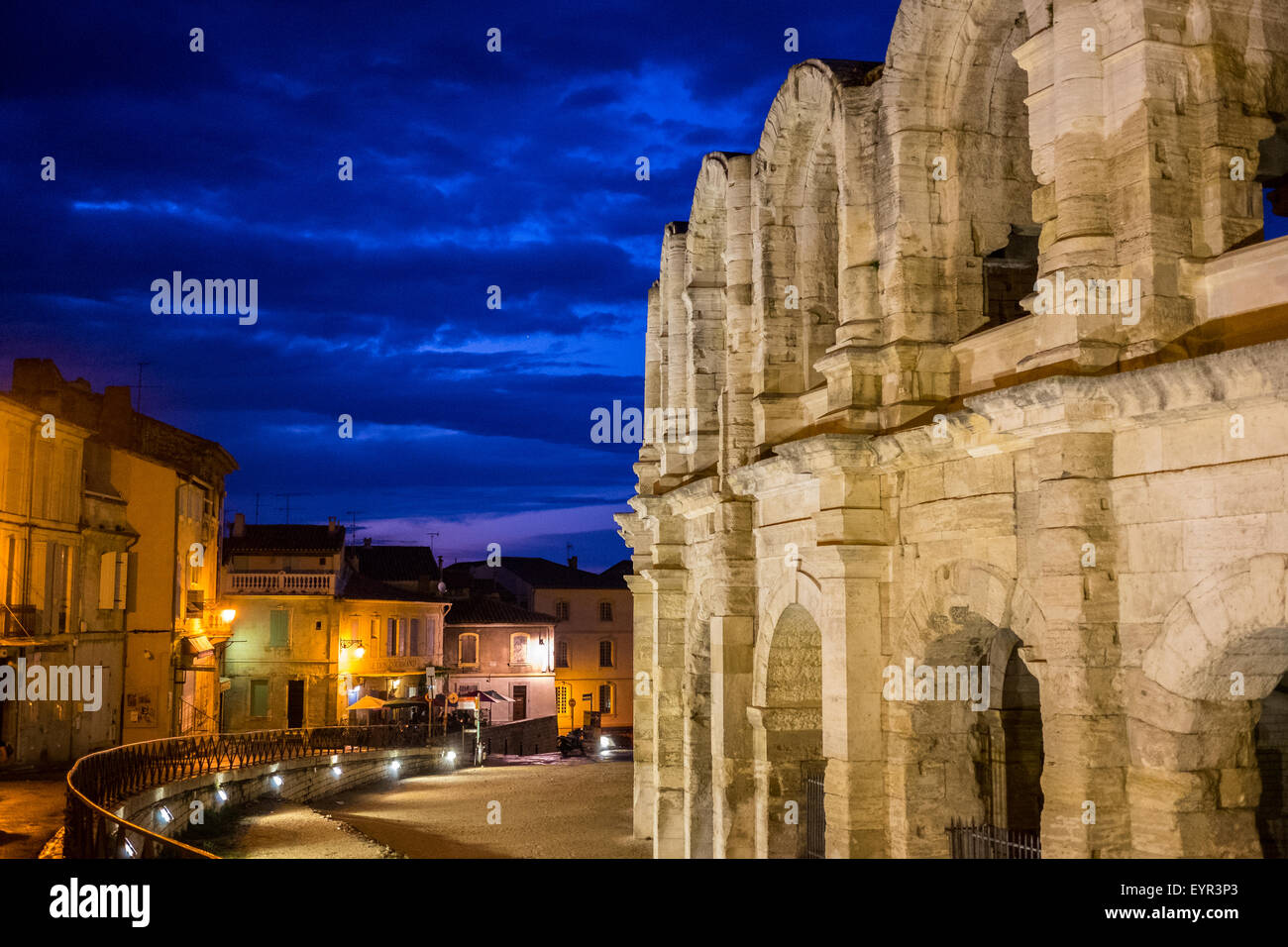 Les Arènes d'Arles, théâtre de l'amphi à Arles par nuit Banque D'Images