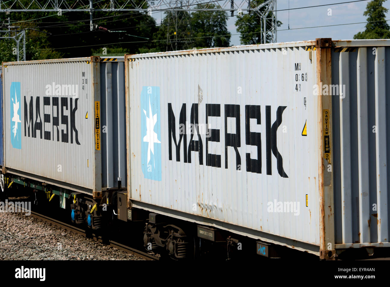 Maersk des conteneurs d'expédition sur un train, West Coast Main Line, UK Banque D'Images