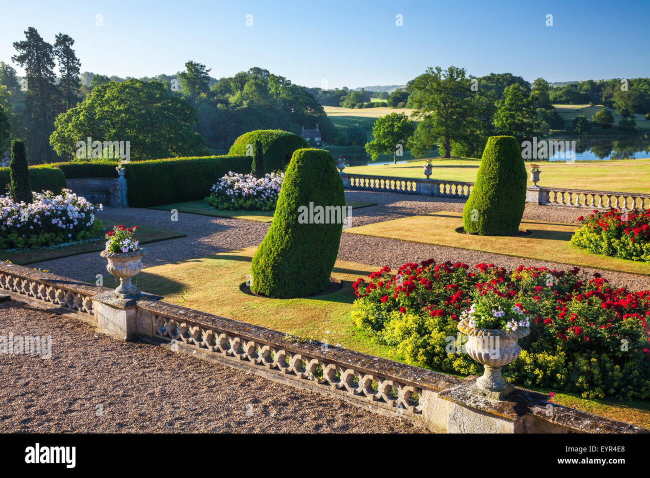 Vue depuis la terrasse de Bowood House dans le Wiltshire. Banque D'Images