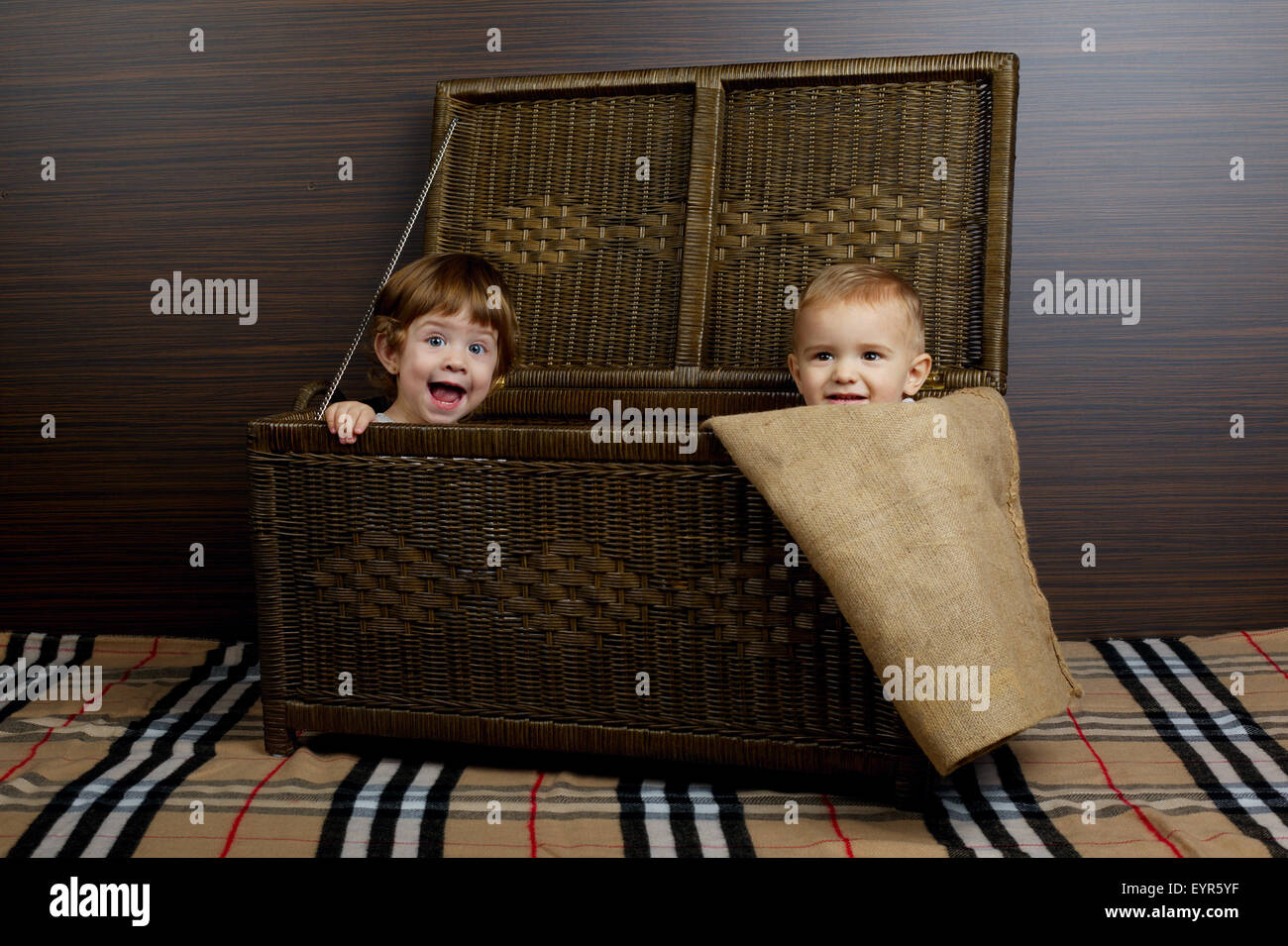 Des enfants assis dans suitcase Banque D'Images