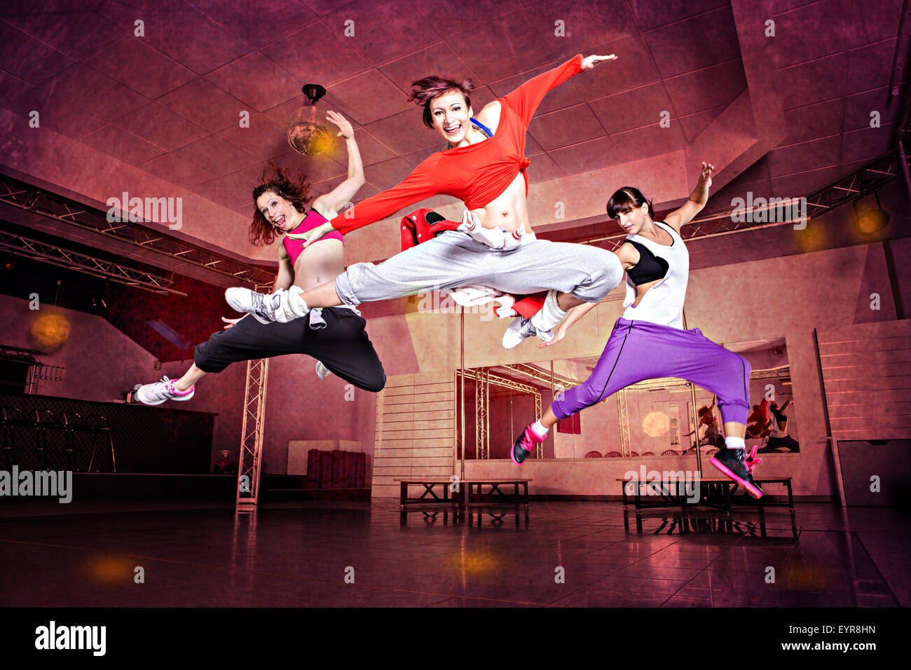 Groupe de femmes dans le sport de saut à robe danse fitness ou l'aérobic gym Banque D'Images