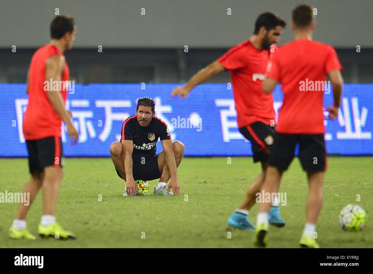 Shanghai, en République populaire de Chine. 3e août, 2015. L'entraîneur de l'Atlético de Madrid Diego Simeone (C) au cours de sa session de formation au Stade de Shanghai à Shanghai, Chine. Credit : Marcio Machado/ZUMA/Alamy Fil Live News Banque D'Images