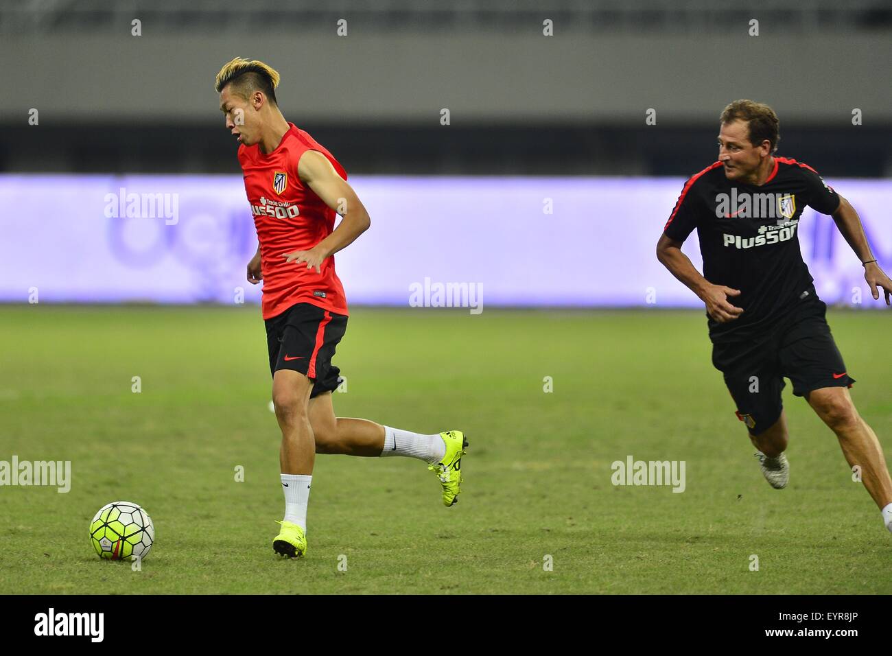 Shanghai, en République populaire de Chine. 3e août, 2015. Atletico de Madrid l'attaquant chinois Xu Xin au cours de sa session de formation au Stade de Shanghai à Shanghai, Chine. Credit : Marcio Machado/ZUMA/Alamy Fil Live News Banque D'Images