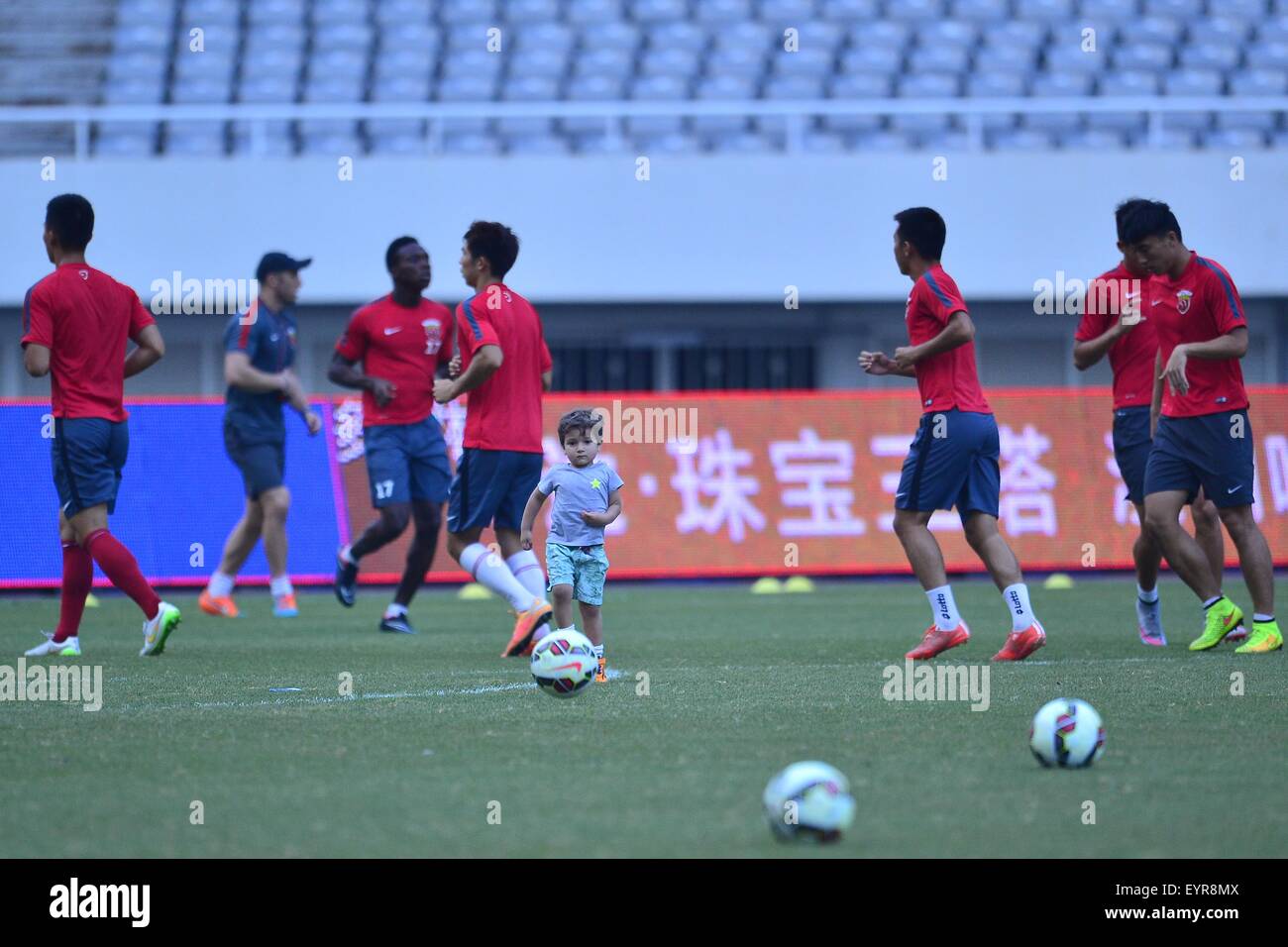 Shanghai, en République populaire de Chine. 3e août, 2015. L'équipe de Shanghai EPOP durant sa session de formation au Stade de Shanghai à Shanghai, Chine. Credit : Marcio Machado/ZUMA/Alamy Fil Live News Banque D'Images