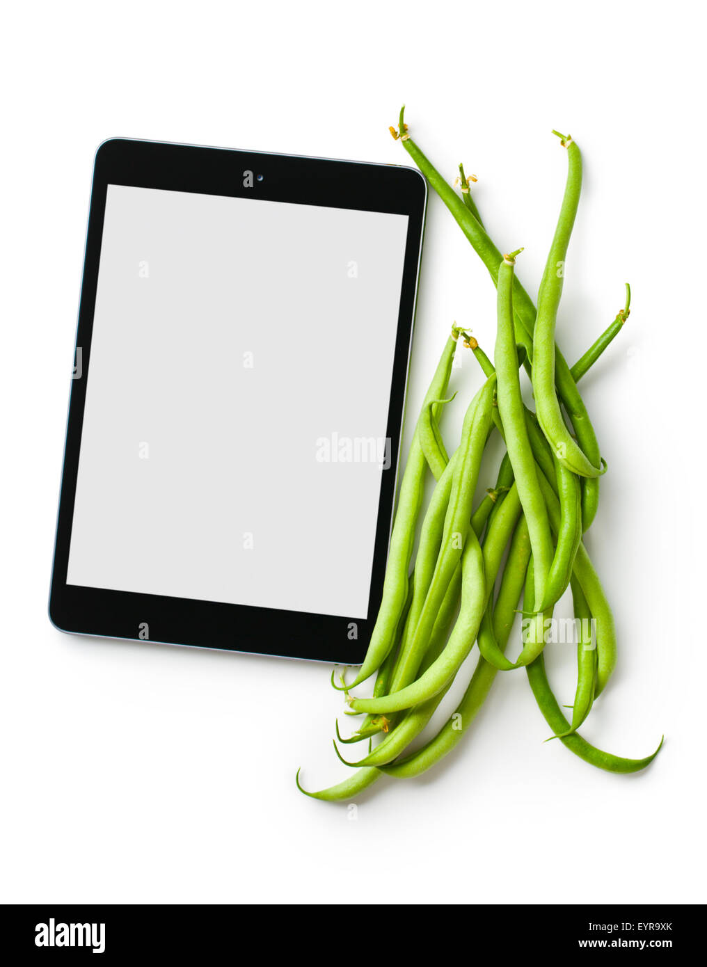 Haricots verts et l'ordinateur tablette sur fond blanc Banque D'Images