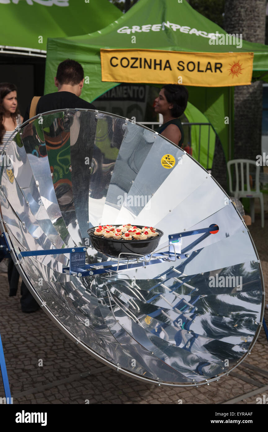 Conférence des Nations Unies sur le développement durable, Rio de Janeiro, Brésil, 2012. Greenpeace tente, la cuisson à l'énergie solaire. Banque D'Images