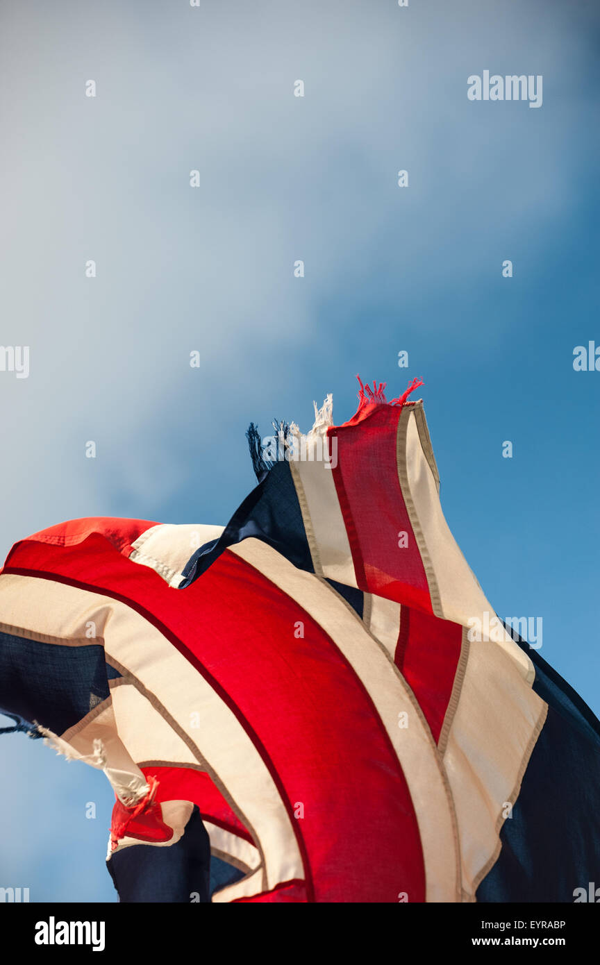 L'Angleterre. En lambeaux, déchiré en lambeaux, battant Union Jack. Banque D'Images