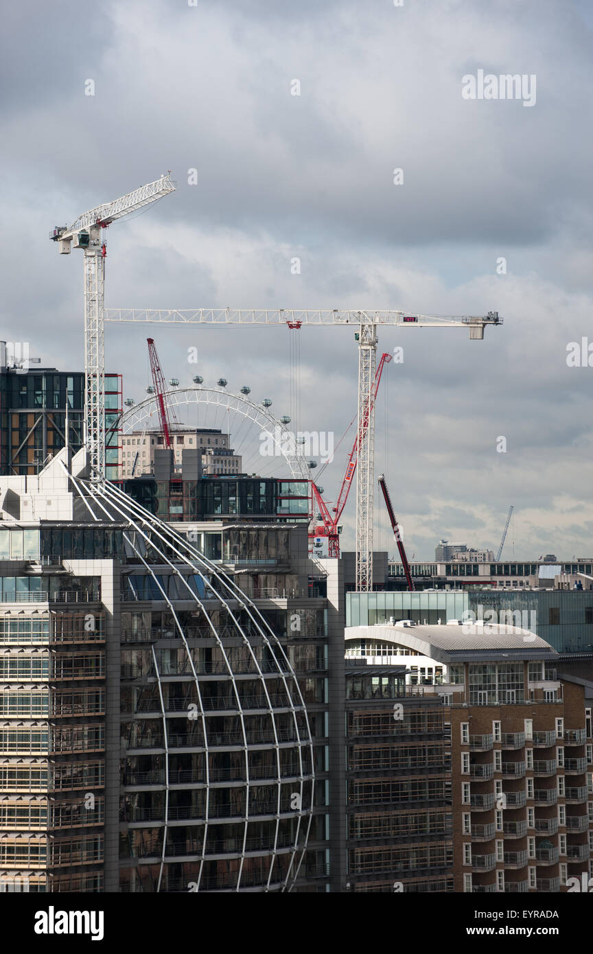 Southwark, Londres, Angleterre. Riverside House, Southwark Bridge Road avec le London Eye encadrée par des grues de chantier. Banque D'Images