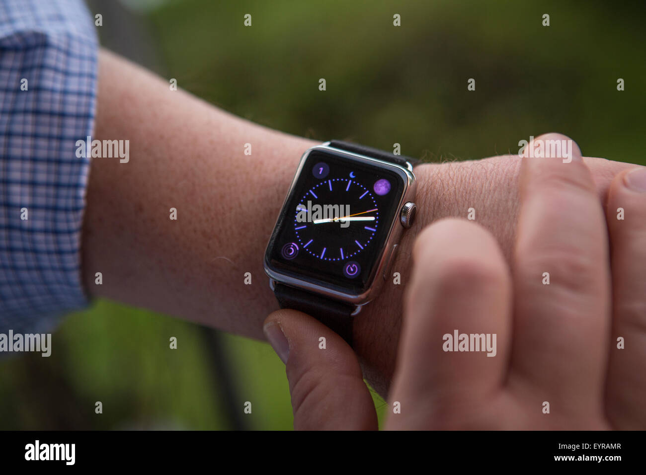 Un homme utilise un Apple Regarder Samedi 1 août 2015. Regardez Apple est une smartwatch développé par Apple qui intègre les MCARB de remise en forme Banque D'Images