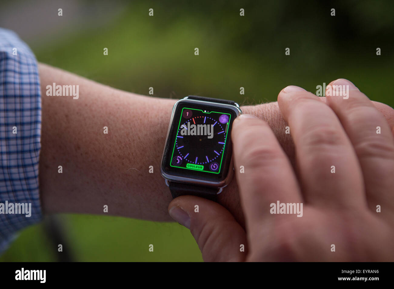 Un homme utilise un Apple Regarder Samedi 1 août 2015. Regardez Apple est une smartwatch développé par Apple qui intègre les MCARB de remise en forme Banque D'Images