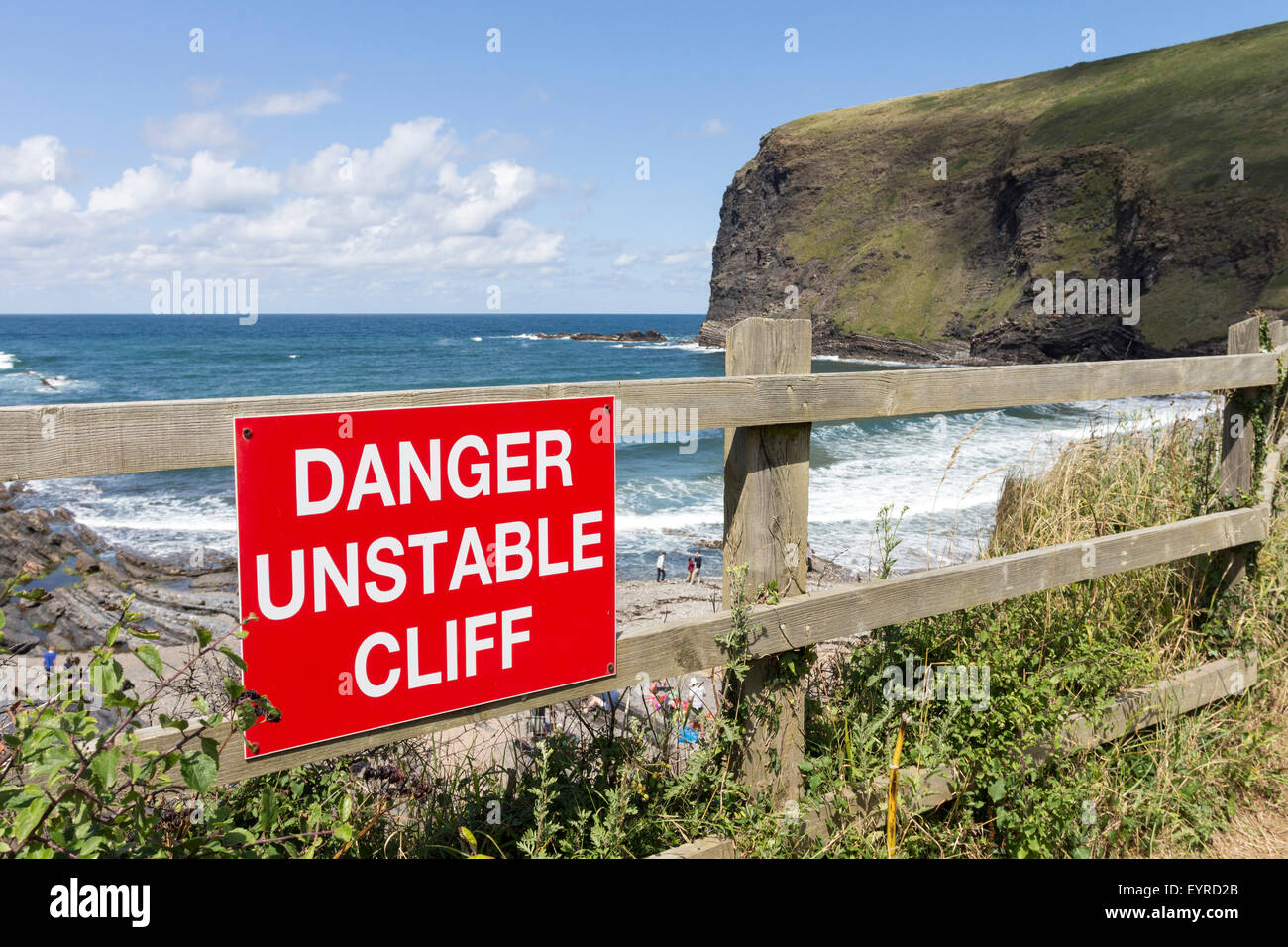 Falaise instable Panneau d'avertissement sur le South West Coast Path à Crackington Haven, Cornwall England UK Banque D'Images