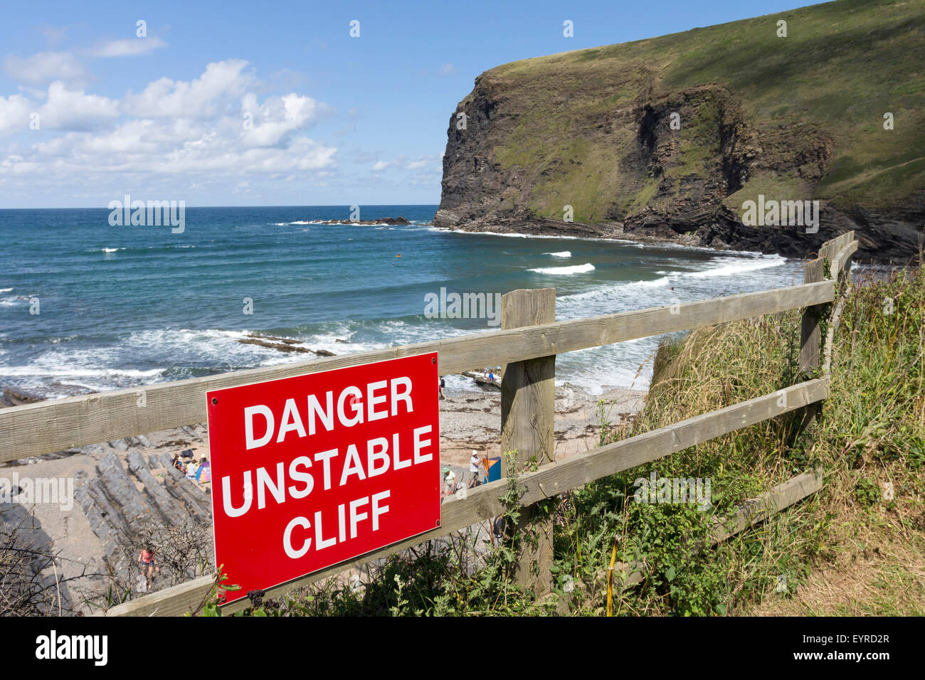 Falaise instable Panneau d'avertissement sur le South West Coast Path à Crackington Haven, Cornwall England UK Banque D'Images