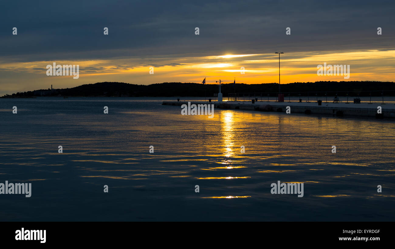 Coucher de soleil dans le port de la mer de Pula, Croatie Banque D'Images