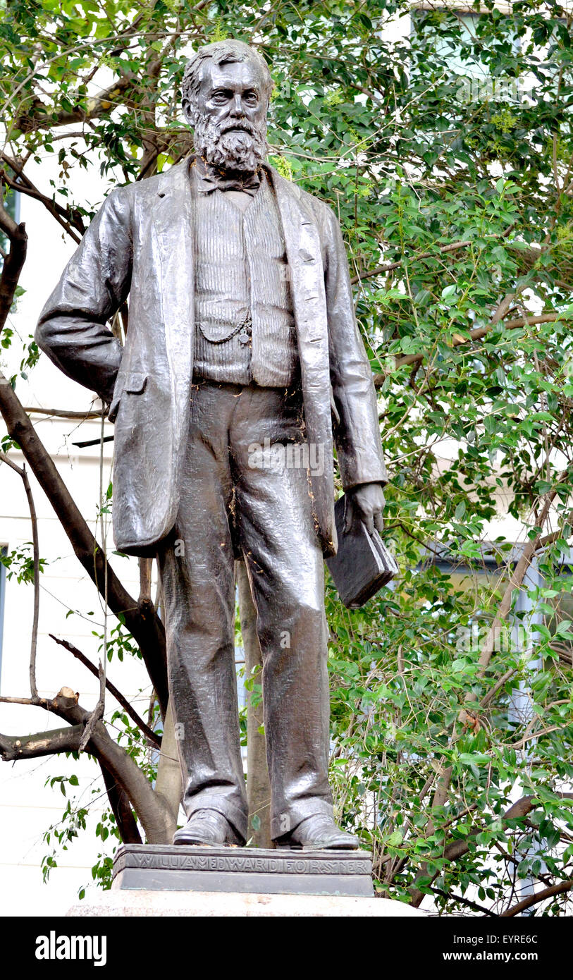 Londres, Angleterre, Royaume-Uni. Statue de William Edward Forster (1818-86) homme politique qui a introduit l'enseignement primaire national. Banque D'Images