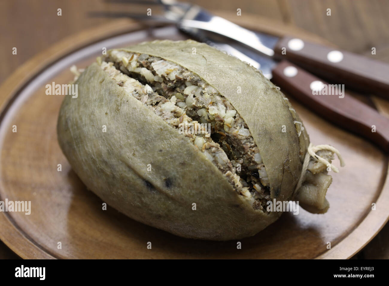 Haggis fait maison, de l'Écosse l'alimentation isolé sur fond de bois Banque D'Images